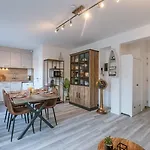 Huswell - Charming With Terrace Nearby The