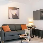 Huswell - Charming With Terrace Nearby The Apartment