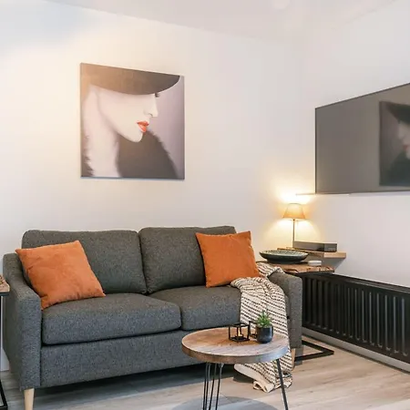 Huswell - Charming With Terrace Nearby The Apartment